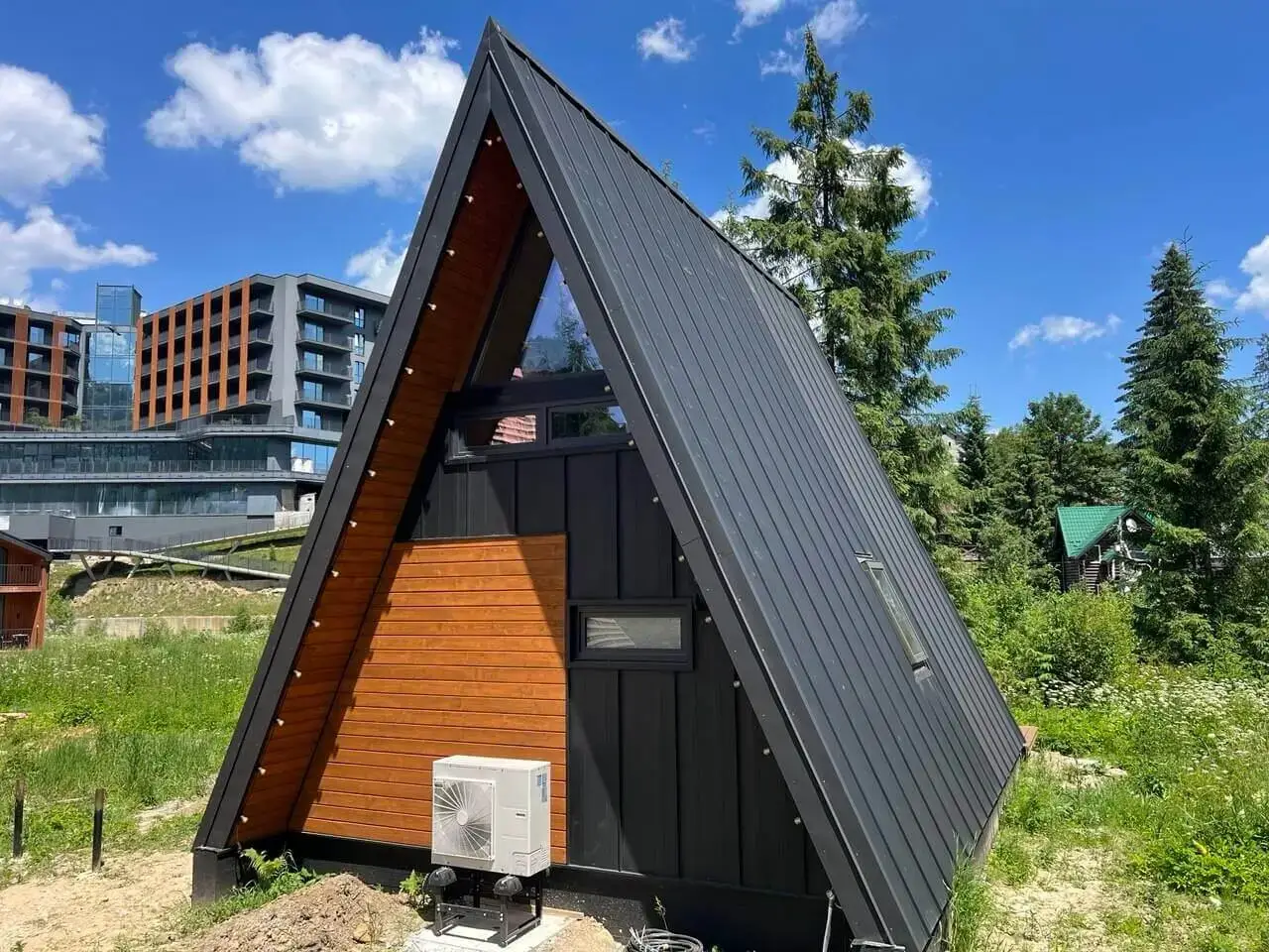 A-Frame будинок — вид збоку, чорний фальц