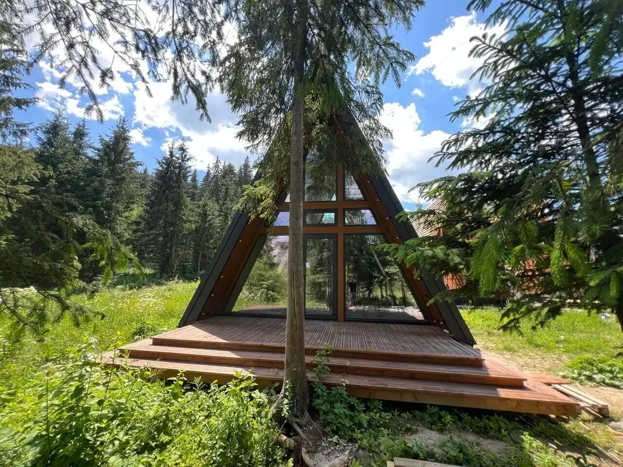 A-Frame будинок — фронтальний вид, панорамне засклення