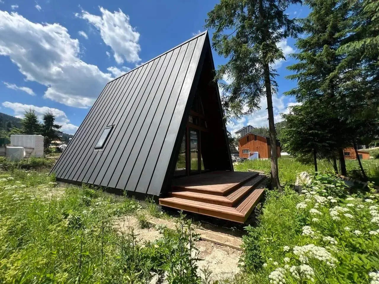 A-Frame будинок — задній фасад, чорний клікфальц