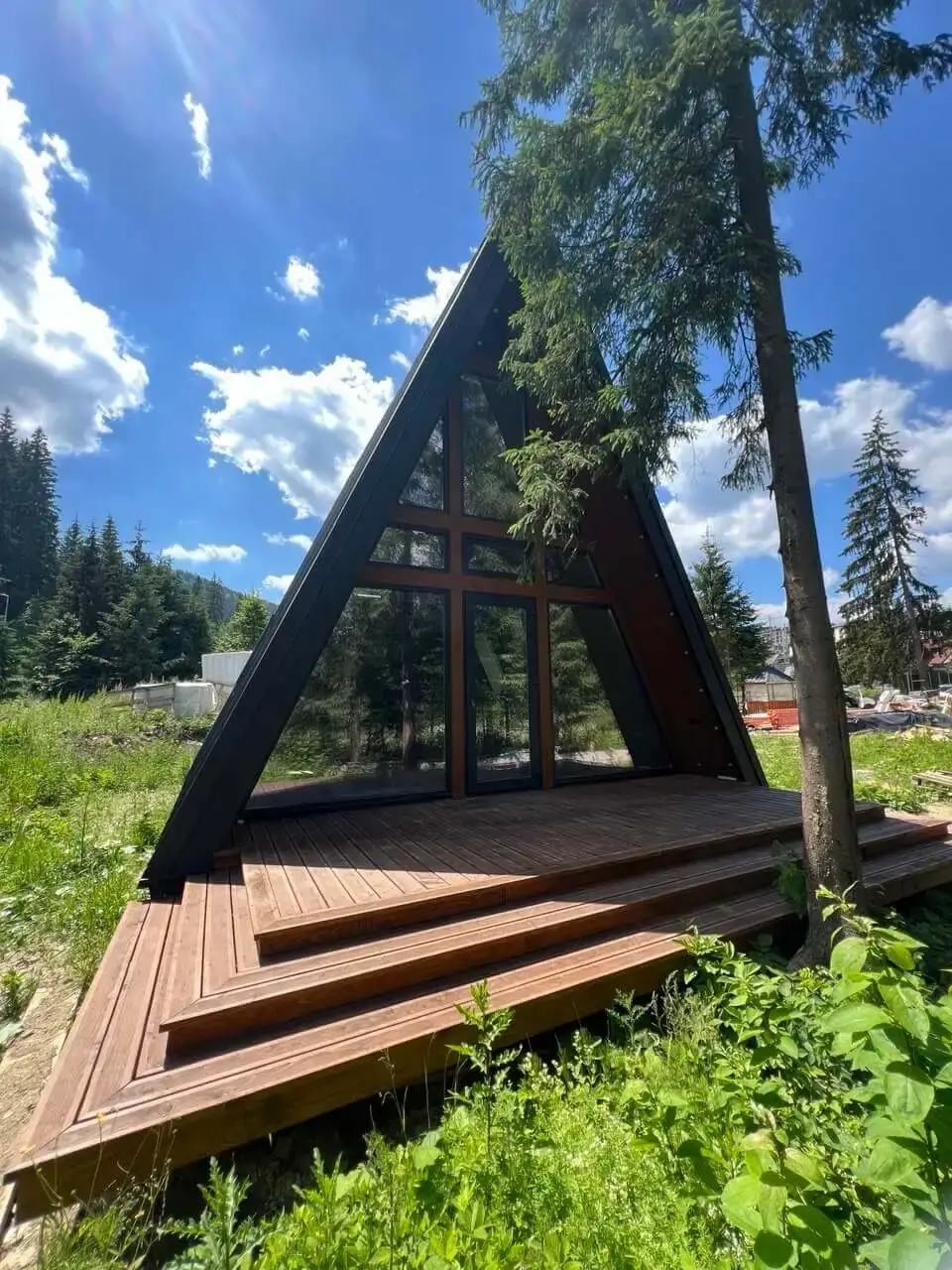 A-Frame будинок — загальний вид серед лісу